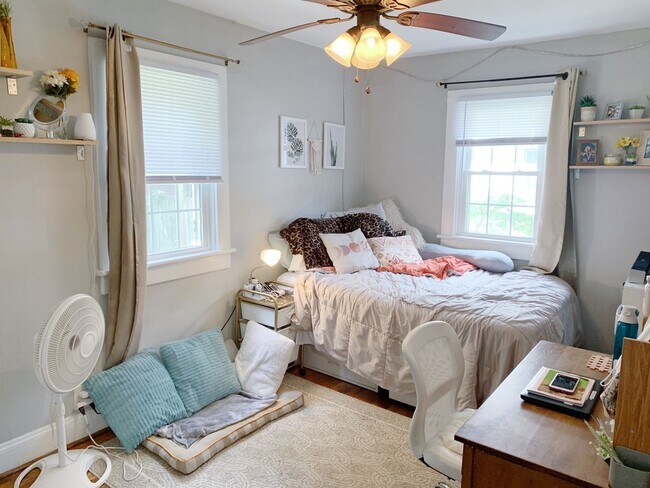 Building Photo - 3 Bedrooms 2 Full Bathrooms with fenced in...