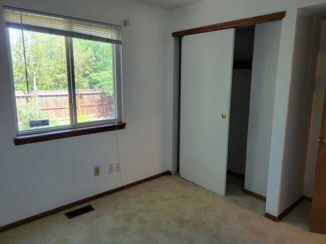 Building Photo - 4 Bed, 2.75 Bath with A/C! - MileStone Rea...