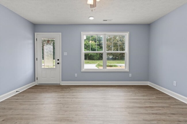 Building Photo - Move In Ready Duplex! $1,200 Rent Credit on 13 Month Lease.