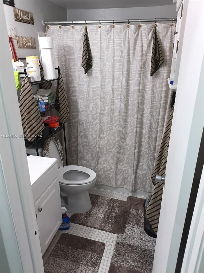 Building Photo - 71 Waltham C