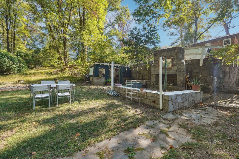 Building Photo - 2071-2073 E Roxboro Rd NE