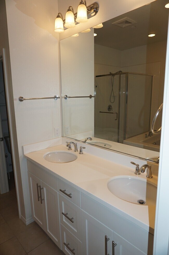 Building Photo - Beautiful 3 Bedroom 2.5 Bathroom Townhome ...