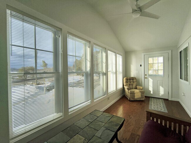 Building Photo - 1330 Lake St