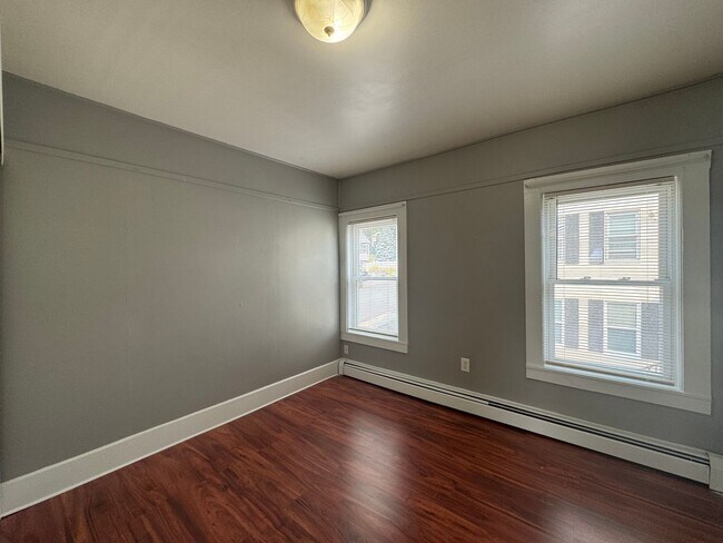 Building Photo - Updated Haverhill 2 Bedroom W/Yard | Available  9/1