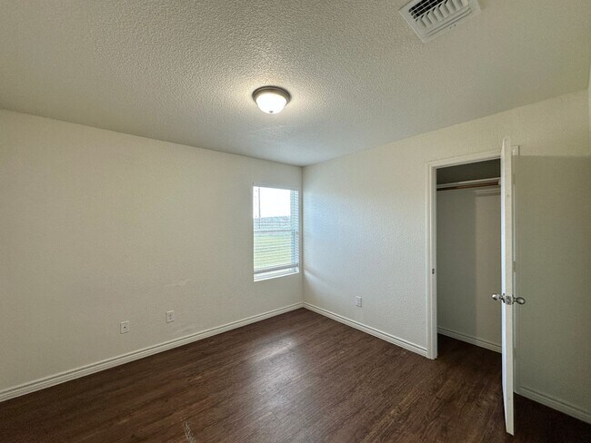 Building Photo - 901 Lasso Dr