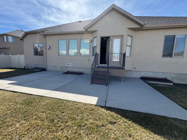 Building Photo - 3 bedroom 2 bath home in Lehi