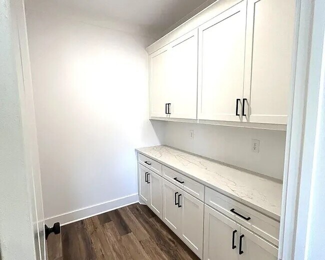 Building Photo - 300 N Rayleigh Dr