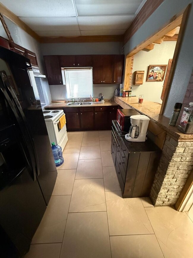 Building Photo - Affordable, Unique 3 bedroom