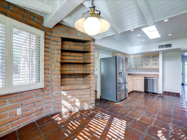 Building Photo - Enjoy stunning Catalina Mountain views fro...