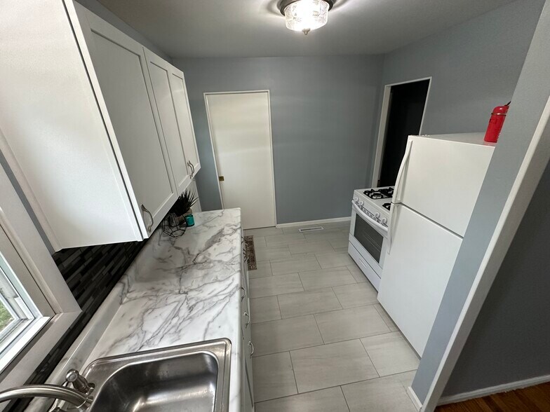 Kitchen - 1309 Hedgewood Dr