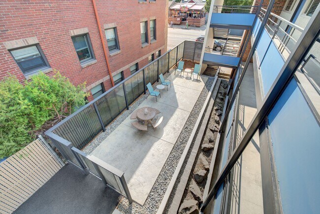 Building Photo - Spacious 1Bed/1Bath Ground Floor Apartment...