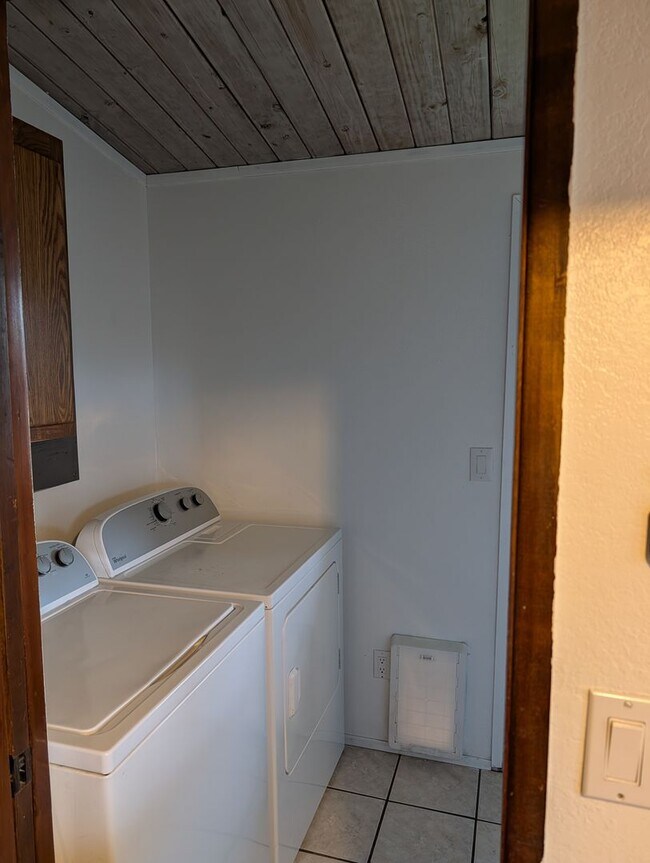 Building Photo - 825 N Laventure Rd