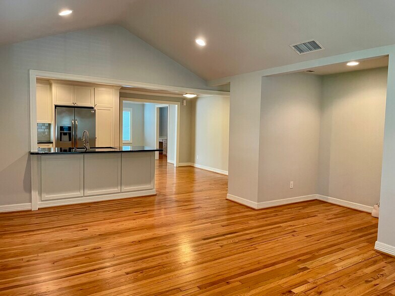 Building Photo - 3716 Collinwood Ave