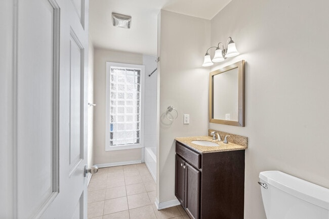 Building Photo - 1115 E Knapp St