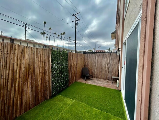 Building Photo - Studio Condo! Long Beach! 90804! Move-In Special $500 Off First Months Rent!