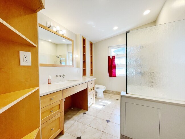 Building Photo - Panoramic Views from Executive Home near Tripler & Kaiser Hospitals