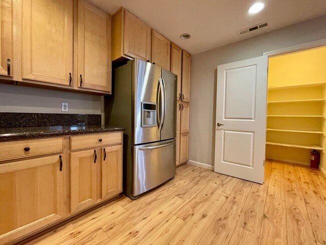 Building Photo - Beautiful Upscale and Modern 2 Bedroom 2 B...