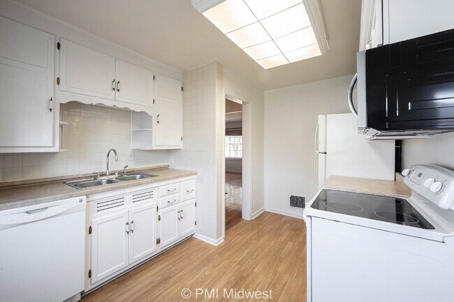 Building Photo - "Charming 2-Bedroom Duplex with Cozy Fireplace on Washington Blvd – Your Ideal Indianapolis Retre...