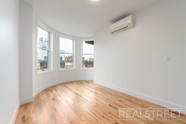 Building Photo - Modern New Construction 1-Bedroom Apartmen...
