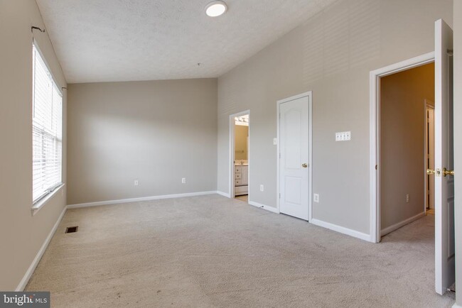 Building Photo - 3274 Halcyon Ct