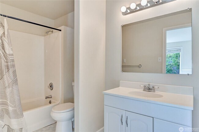 Building Photo - ? Stunning 4BR/3.5BA Home in Lake Forest P...