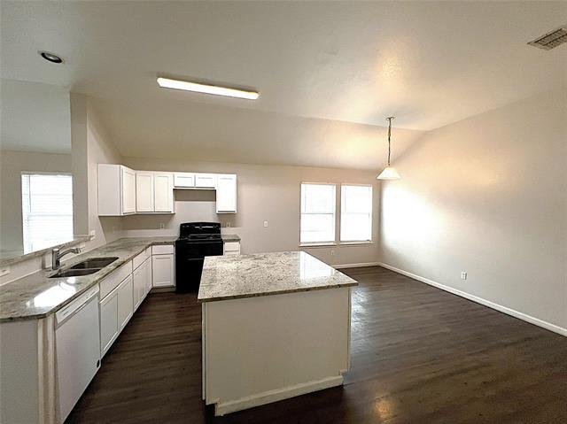 Building Photo - 1923 Pin Oak Ln