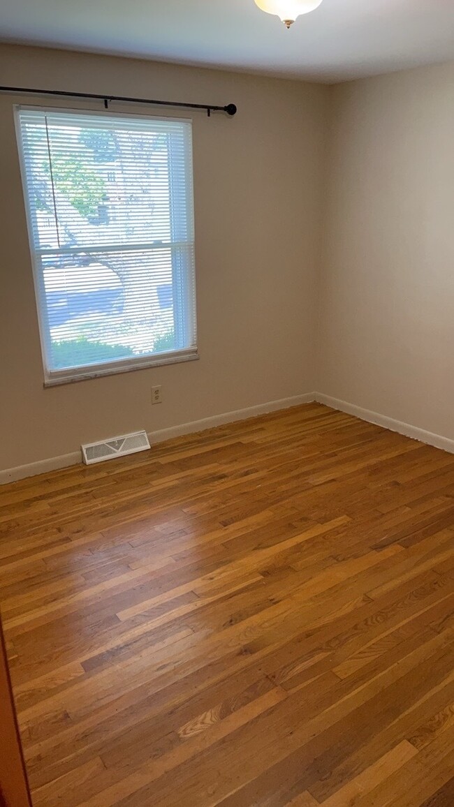 Building Photo - 811 Kenbrook Dr