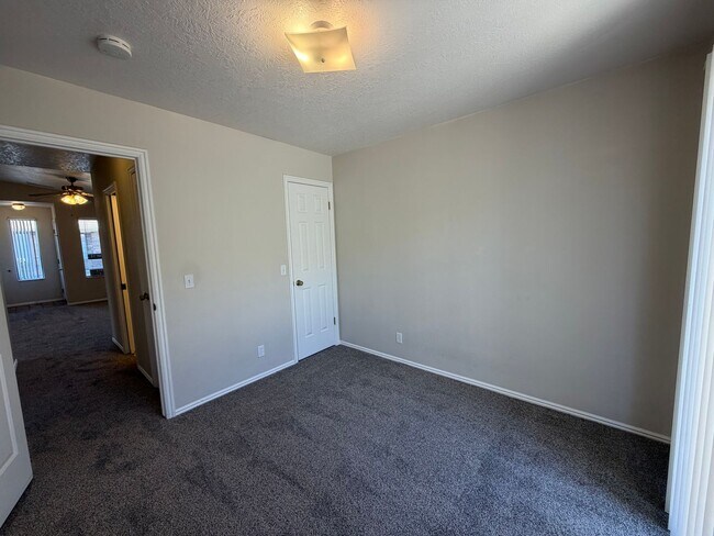 Building Photo - DARLING TWO BEDROOM FOR RENT!