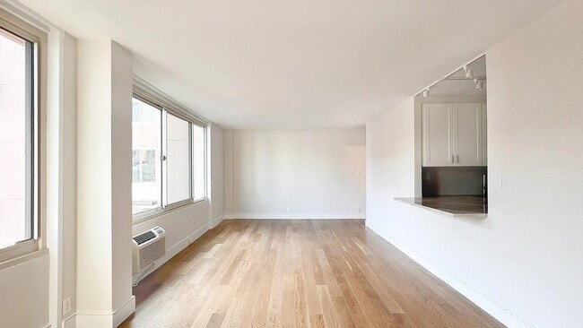 Building Photo - 555 Main St