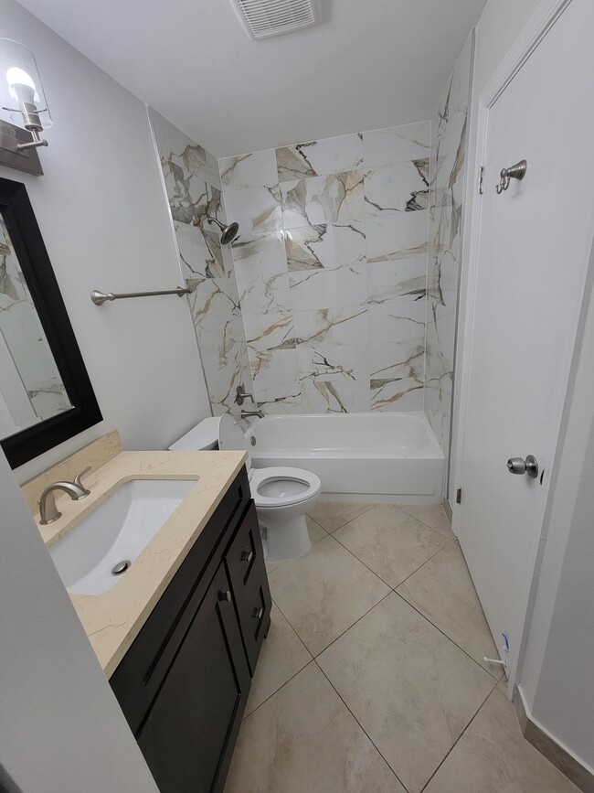 Building Photo - 4208 Glenmoor Dr