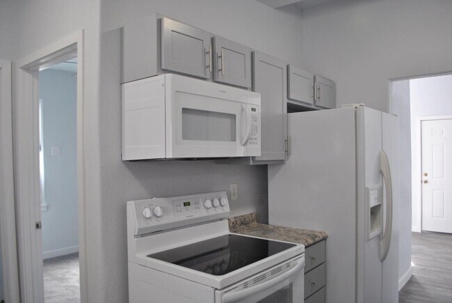 Building Photo - 202 1/2 Cedar