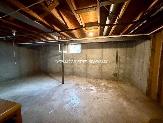 Building Photo - 4 Bedroom Home Near Downtown Lee’s Summit