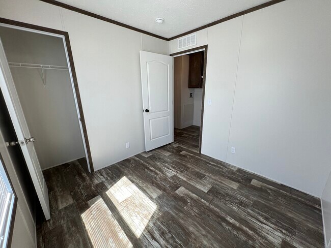 Building Photo - 38140 Ducharme Dr