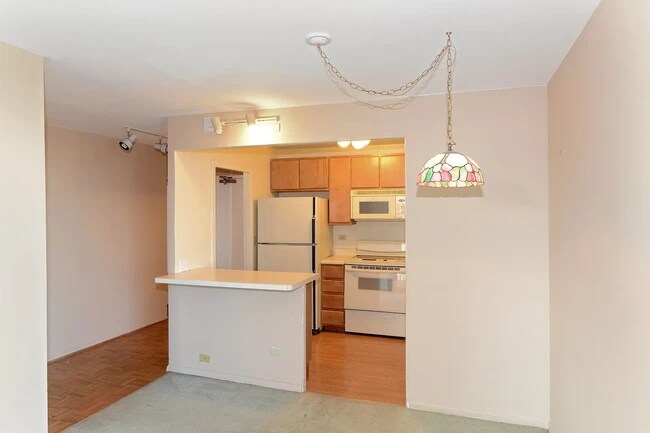 Building Photo - 1850 N Clark St