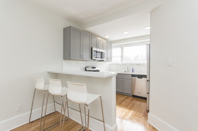 Building Photo - Hip 1 Bed/2Bath w/ Den; Gorgeous exterior and spacious interior features in Chestnut Hill!