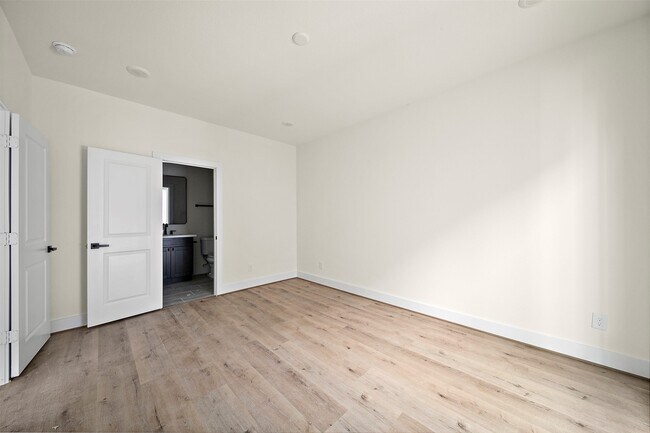 Building Photo - 2708 Nagle St