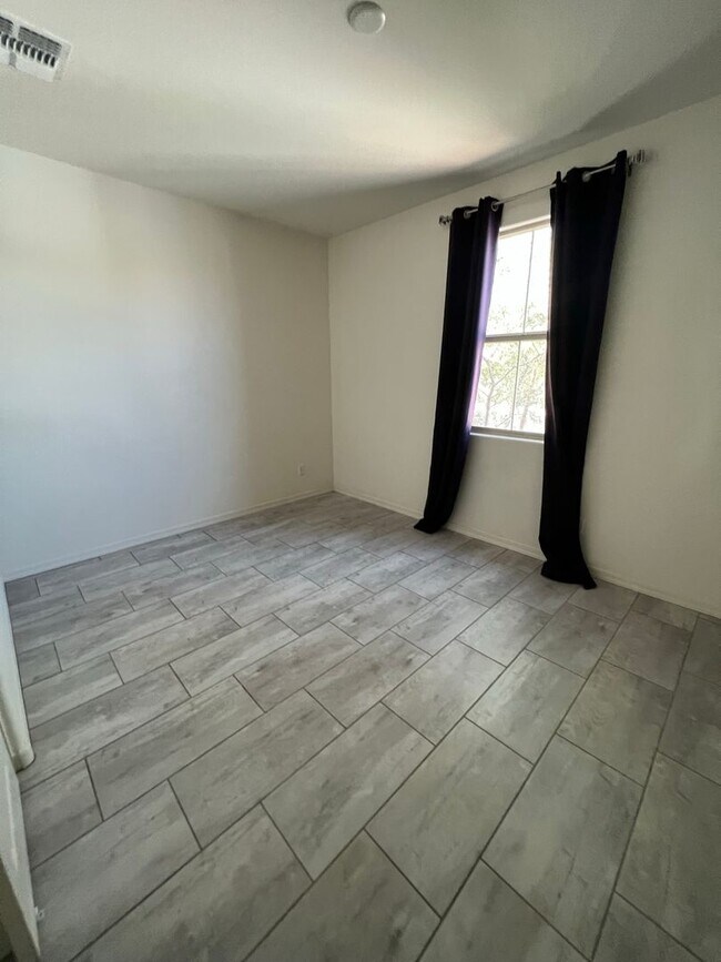 Building Photo - 5407 S 18th Pl
