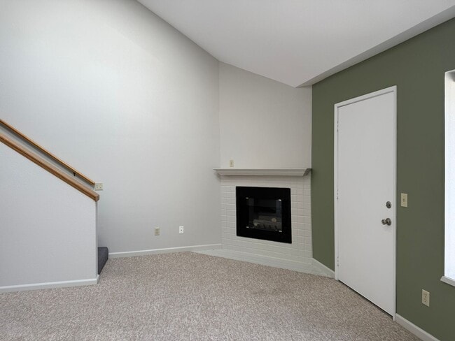 Building Photo - 2 Bed, 2 Bath Upper Level Condo