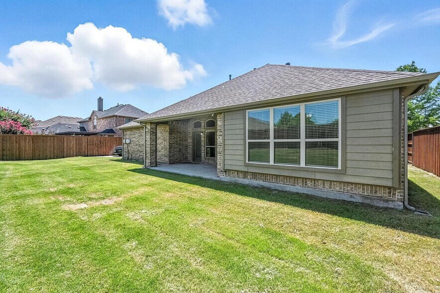 Building Photo - Room in House on Smoke Tree Dr