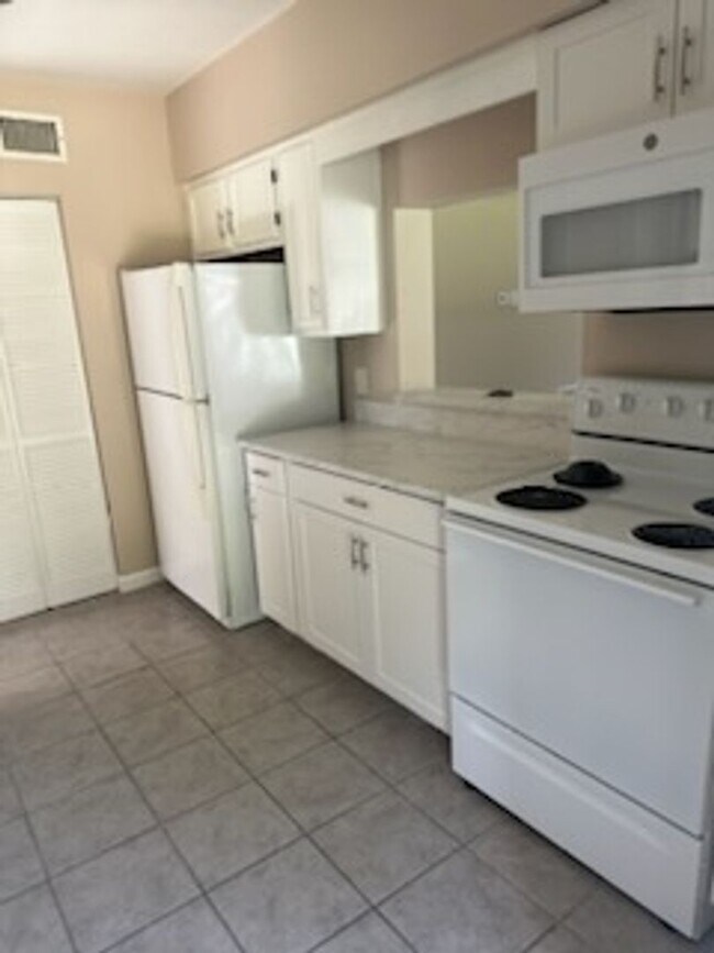 Building Photo - Updated 2BR/1.5BA Townhome w/ Office + Garage