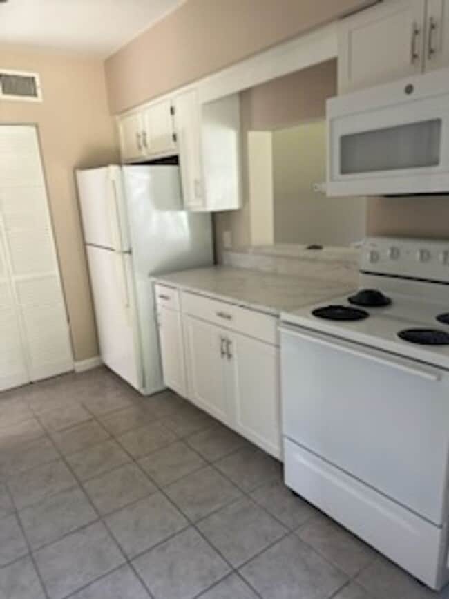 Building Photo - Updated 2BR/2.5BA Townhome w/ Office + Gar...
