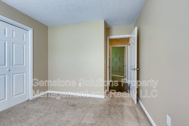 Building Photo - 1111 Cedarhill Ct