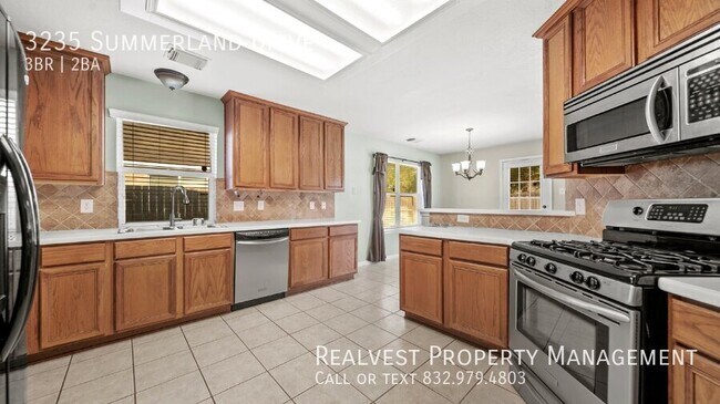 Building Photo - 3235 Summerland Dr