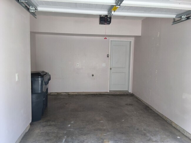 Building Photo - Modern 3 Bed 2.5 Bath Townhouse/Condo Near West End Henrico