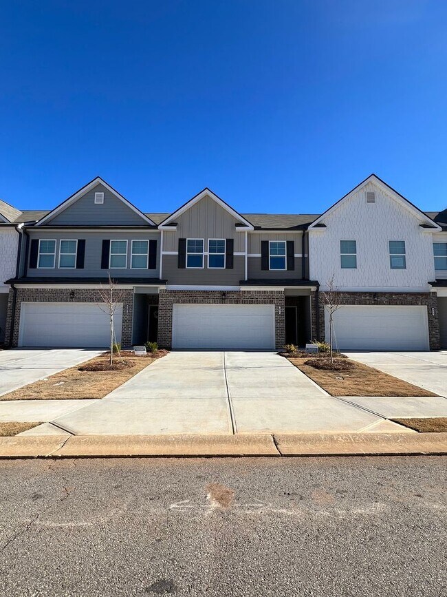 Building Photo - 1 MONTH FREE! 3 Bedroom Townhome in Oakwood!