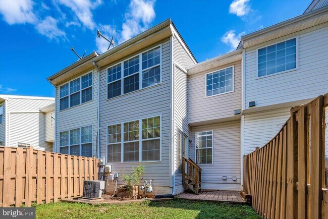 Building Photo - 45515 Lakemont Square