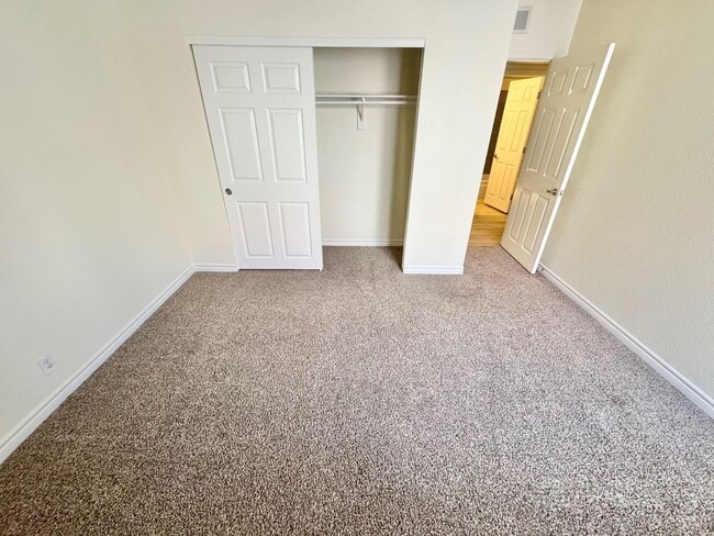 Building Photo - Stylish condo with new upgrades, tennis courts, and pool access