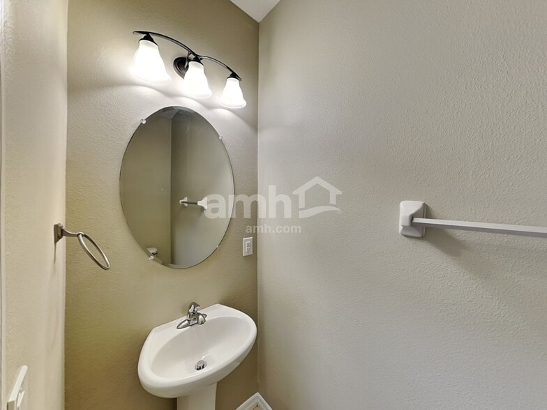 Building Photo - 5654 Aaron Ct