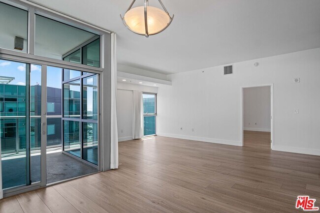 Building Photo - 13700 Marina Pointe Dr
