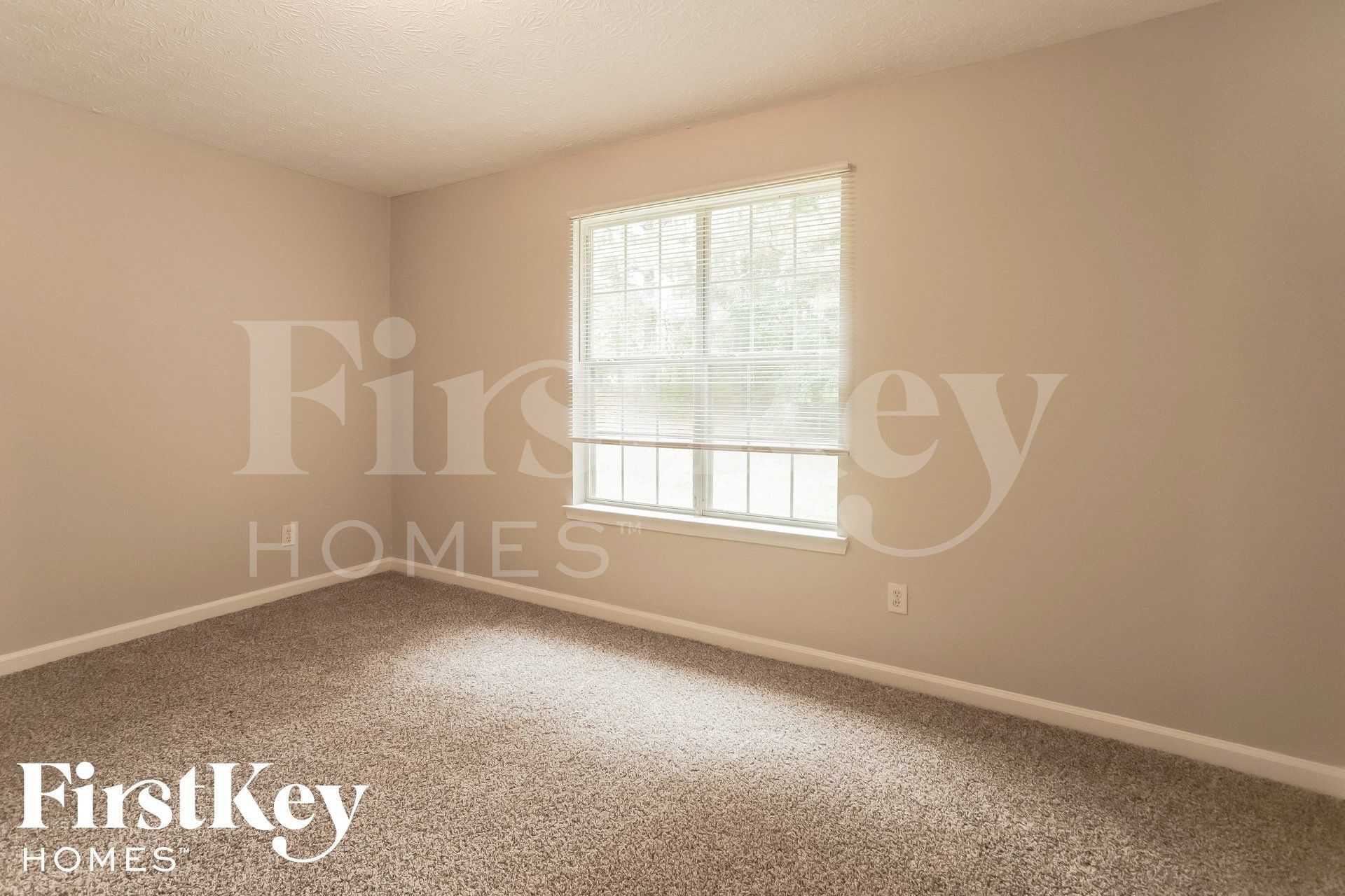 Building Photo - 480 E Lake Dr